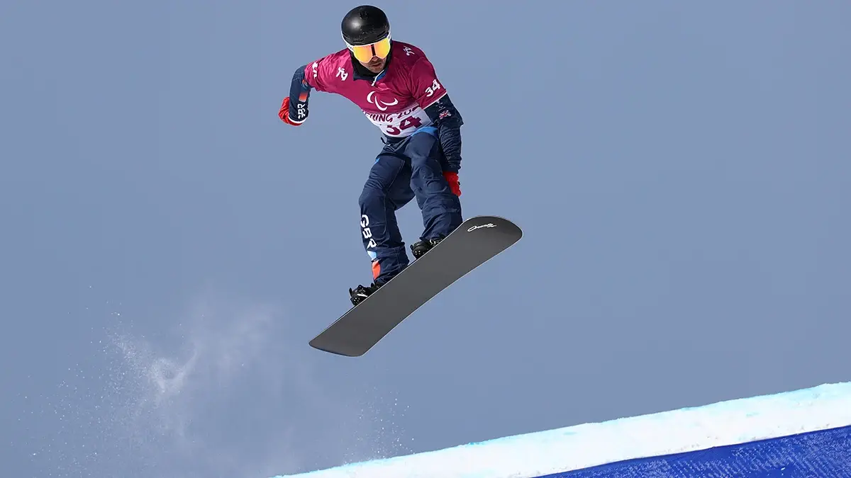 GB para snowboarder Ollie Hill. Watch the Paralympic Winter Games on Virgin TV.