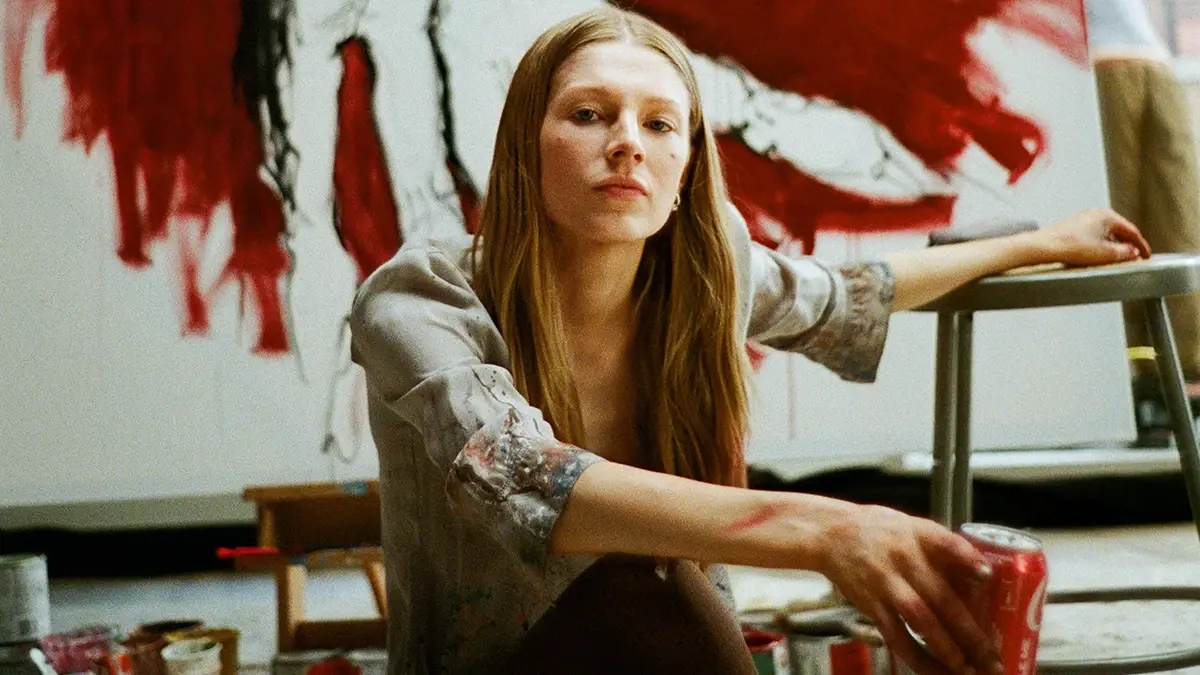 Hunter Schafer stars in Euphoria as Jules Vaughn.