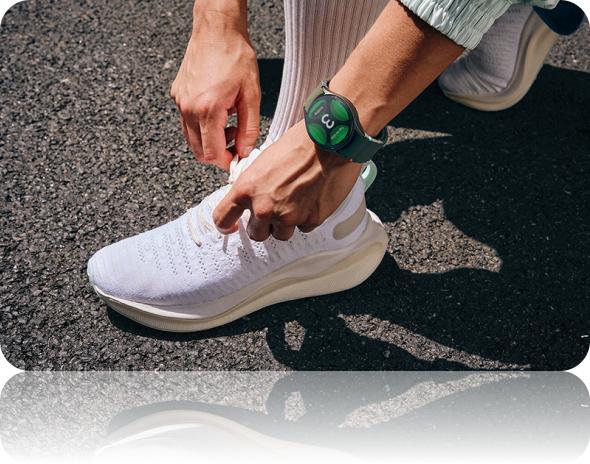 Person ties his shoe lashes wearing the rubber strap